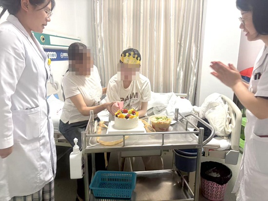 病房里的生日会：南明颠康医院以专业与温情守护花季癫痫少女康复希望